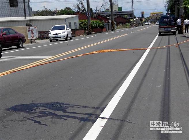 臺灣警察凌晨回家被撞 遭拖行1公里(圖) 臺灣警察凌晨回家被撞 遭拖行1公里(圖)