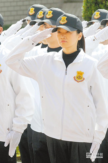 臺當局訓練女特勤人員 保護大選女候選人(圖) 臺當局訓練女特勤人員 保護大選女候選人(圖)
