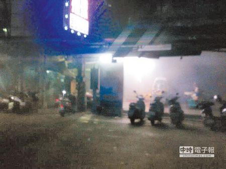 百人深夜街頭飆車 持棍棒傷人丟汽油彈叫囂味濃(圖) 百人深夜街頭飆車 持棍棒傷人丟汽油彈叫囂味濃(圖)
