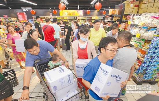 打開水龍頭都是黃泥臺北民眾搶購瓶裝水(圖)