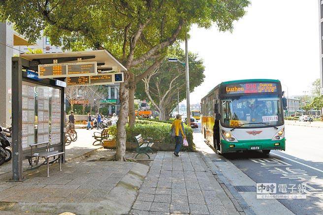 目前臺(tái)北市公交車票價(jià)全票15元,老殘孩童優(yōu)待票為半價(jià)8元,另學(xué)生軍警優(yōu)待票則是12元。(《中國時(shí)報(bào)》圖) 目前臺(tái)北市公交車票價(jià)全票15元,老殘孩童優(yōu)待票為半價(jià)8元,另學(xué)生軍警優(yōu)待票則是12元。(《中國時(shí)報(bào)》圖)