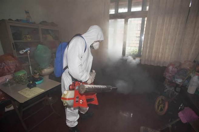 臺南市登革熱病例數突破2萬大關,臺軍化學兵到東區民宅進行噴藥作業 臺南市登革熱病例數突破2萬大關,臺軍化學兵到東區民宅進行噴藥作業