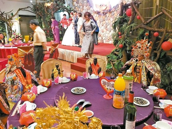 臺灣新人請喝喜酒20尊神像圍坐兩桌(圖)