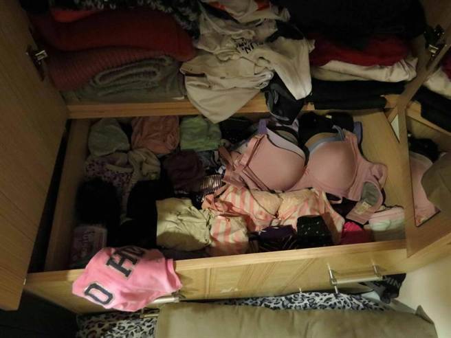 潘男將偷來的女用內衣褲,整齊收藏在柜子中 潘男將偷來的女用內衣褲,整齊收藏在柜子中