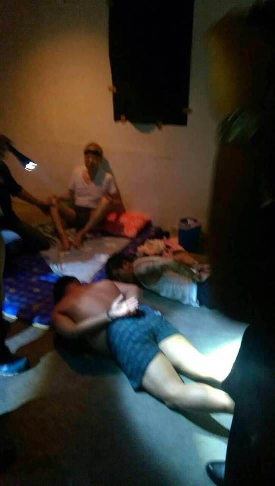 香港富商黃煜坤綁票案宣告偵破,警方27日晚間10時許攻堅,嫌犯被壓制在地上,黃煜坤在一旁一臉驚恐。(中國時報)