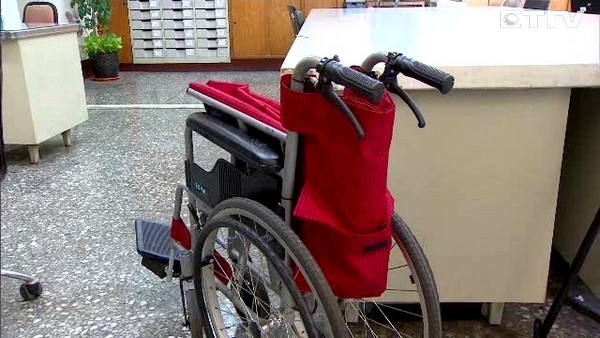 臺女子不堪照顧中風母親 將其推落大橋后潑汽油點火 臺女子不堪照顧中風母親 將其推落大橋后潑汽油點火