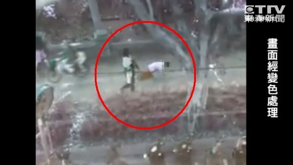 因太難管教 臺女子當眾懲罰兒子學狗爬(圖) 因太難管教 臺女子當眾懲罰兒子學狗爬(圖)