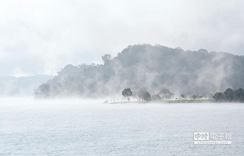 臺(tái)灣日月潭清晨煙霧縹緲潑墨山水美如詩境(圖)
