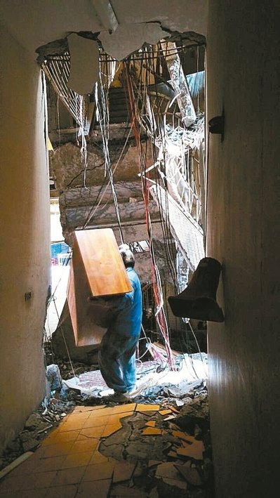 臺南震后:瓦礫堆挖文具為上學(xué) 進危樓取證件為上班 臺南震后:瓦礫堆挖文具為上學(xué) 進危樓取證件為上班