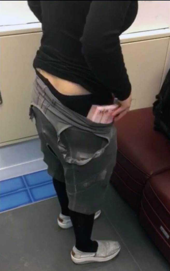 女子身藏百萬謊稱懷孕 神情緊張安檢識破 女子身藏百萬謊稱懷孕 神情緊張安檢識破