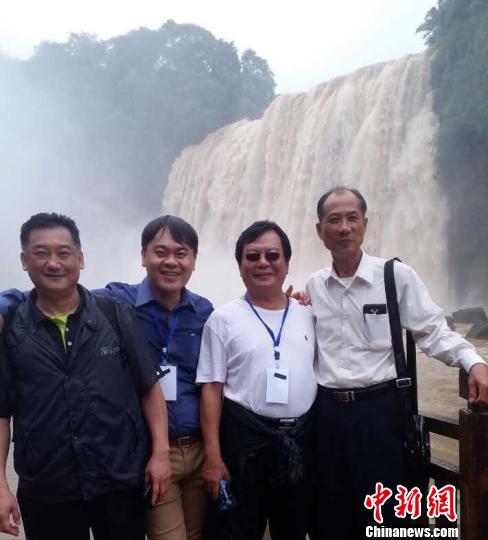 臺商們在黃果樹瀑布前合影。 劉鵬 攝