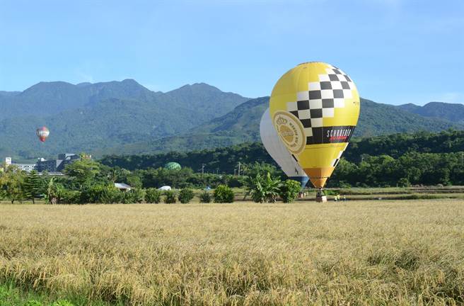 臺灣熱氣球嘉年華引農民不滿:降落農田壓壞作物 臺灣熱氣球嘉年華引農民不滿:降落農田壓壞作物