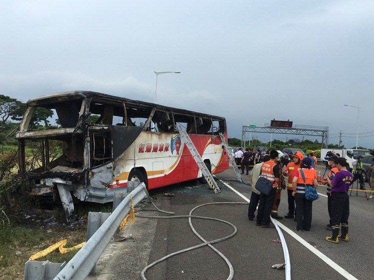 臺游覽車事故:檢方疑司機(jī)邊開車邊喝酒再自焚 臺游覽車事故:檢方疑司機(jī)邊開車邊喝酒再自焚