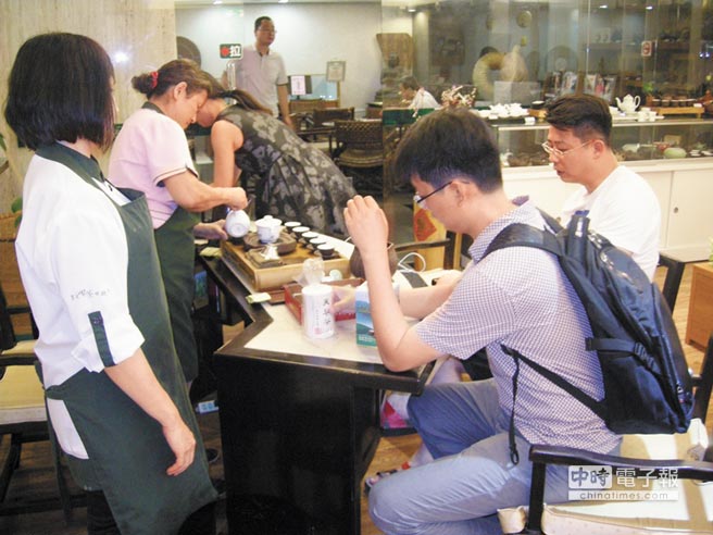 陸客在風(fēng)景區(qū)茶行試喝。(圖片來源:臺(tái)灣《中時(shí)電子報(bào)》) 陸客在風(fēng)景區(qū)茶行試喝。(圖片來源:臺(tái)灣《中時(shí)電子報(bào)》)
