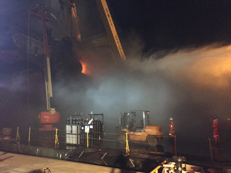 臺船基隆廠晚間大火,疑拆卸舊船不慎釀災(zāi)。(圖片來源:臺灣《聯(lián)合報》) 臺船基隆廠晚間大火,疑拆卸舊船不慎釀災(zāi)。(圖片來源:臺灣《聯(lián)合報》)