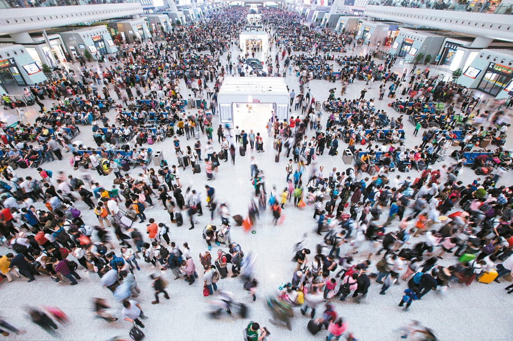 昨天是國慶長假最后一天,杭州火車站擠滿了返回工作地的候車人潮 昨天是國慶長假最后一天,杭州火車站擠滿了返回工作地的候車人潮