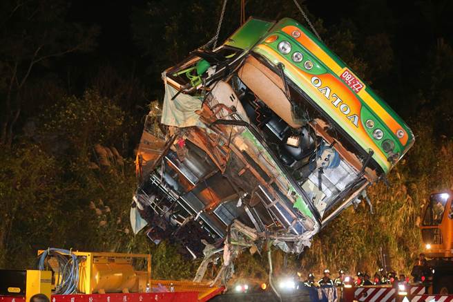 臺(tái)游覽車車禍現(xiàn)場(chǎng)如煉獄 警消:沒碰過這么慘的車禍 臺(tái)游覽車車禍現(xiàn)場(chǎng)如煉獄 警消:沒碰過這么慘的車禍