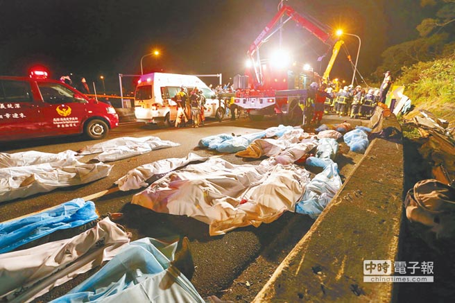 由于死亡人數過多,警消只能緊急將往生者遺體,暫時安置在車禍現場。(圖片來自中時電子報 黃世麒攝) 由于死亡人數過多,警消只能緊急將往生者遺體,暫時安置在車禍現場。(圖片來自中時電子報 黃世麒攝)