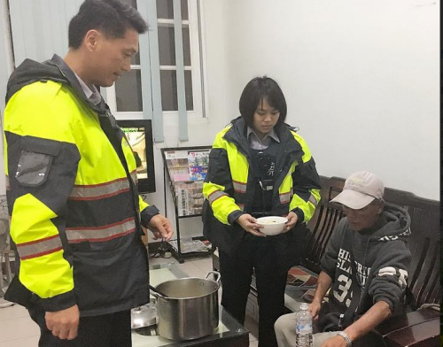 男子(右)因工廠倒閉而失業,皮夾又遺失,所幸在嘉義遇到警察幫他解圍。來源:臺灣“中央社”