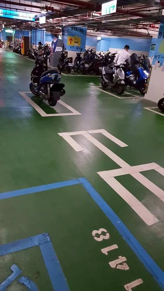 巧停摩托車 眾網友傻眼:考慮過語文老師的感受么? 巧停摩托車 眾網友傻眼:考慮過語文老師的感受么?