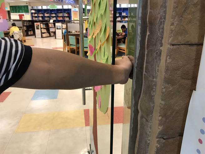 3歲男童文化局內(nèi)玩門夾傷手 館內(nèi)民眾齊力拆門 3歲男童文化局內(nèi)玩門夾傷手 館內(nèi)民眾齊力拆門