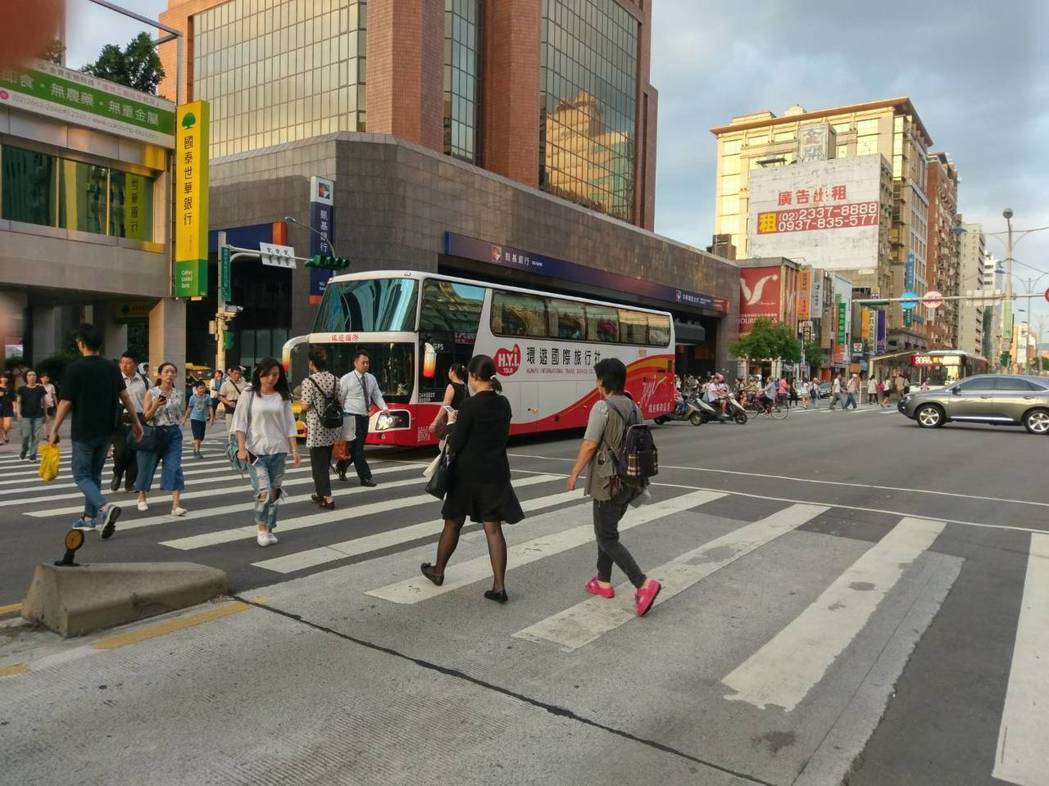 臺灣大型電廠連續跳機 下班高峰期交通信號燈全黑 臺灣大型電廠連續跳機 下班高峰期交通信號燈全黑