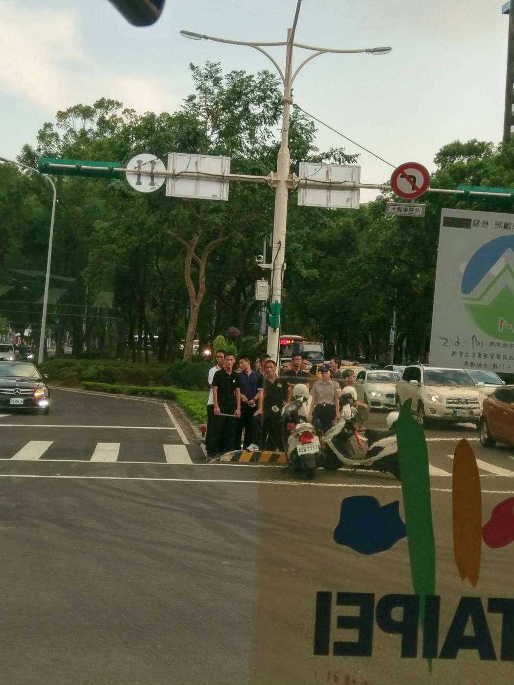 臺灣大型電廠連續跳機,下班高峰期交通信號燈全黑。(圖片來源:臺灣《聯合報》) 臺灣大型電廠連續跳機,下班高峰期交通信號燈全黑。(圖片來源:臺灣《聯合報》)