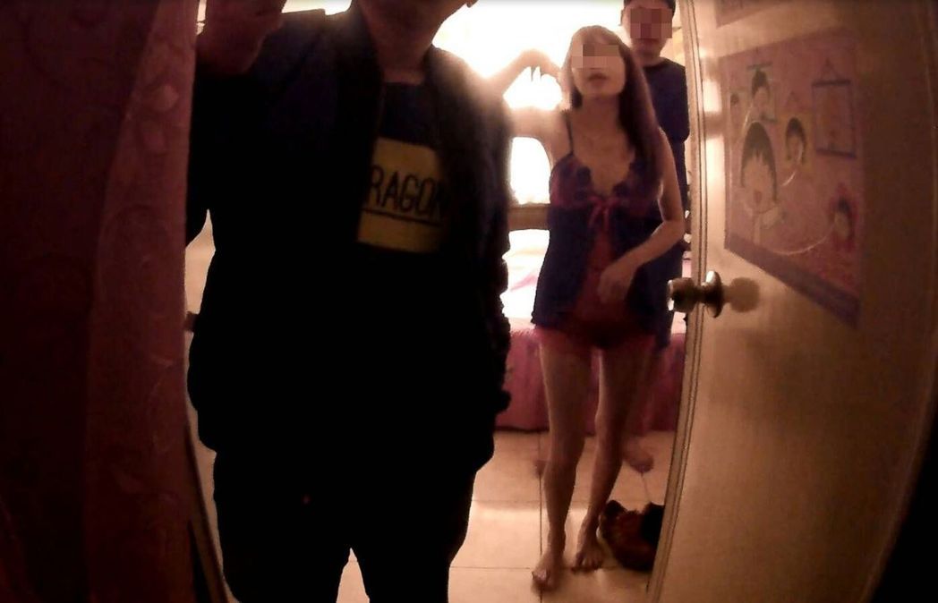 臺(tái)灣警察最怕“捉猴”,辦完還要討紅包袋“過運(yùn)”。(圖片來源:臺(tái)灣《聯(lián)合報(bào)》) 臺(tái)灣警察最怕“捉猴”,辦完還要討紅包袋“過運(yùn)”。(圖片來源:臺(tái)灣《聯(lián)合報(bào)》)