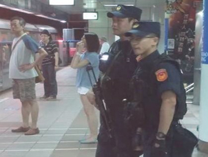 特警持MP5巡邏地鐵車廂