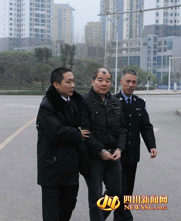 在檢察院工作人員的看護下,易圖科前往檢察院投案自首 在檢察院工作人員的看護下,易圖科前往檢察院投案自首