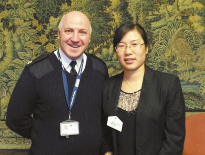 曲艷39歲,畢業(yè)于清華大學(xué)英語專業(yè),碩士,派駐英國,是目前中國派出的62名警務(wù)聯(lián)絡(luò)官中唯一的女性。