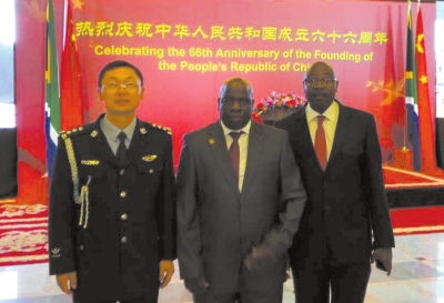 王志鋼44歲,武警學(xué)院法律本科,北京外國語大學(xué)英語本科,清華大學(xué)公共管理碩士,2013年2月派駐南非,之前在美國當(dāng)過警務(wù)聯(lián)絡(luò)官。