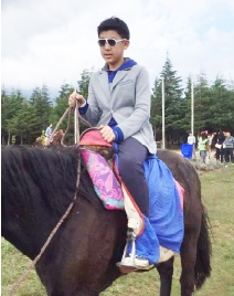 1月29日,深圳市政協(xié)六屆二次會(huì)議開幕。在會(huì)場上,一位身穿西服、戴紅領(lǐng)巾的少年引起了各界的關(guān)注。這位少年名叫柳博,是一名14歲的初二學(xué)生,此次是作為深圳市青少年代表列席政協(xié)會(huì)議。深圳團(tuán)市委工作人員接受北京青年報(bào)記者采訪時(shí)表示,作為列席人員,柳博主要是旁聽會(huì)議內(nèi)容,不參與正式的會(huì)議流程。之所以推薦他,是因?yàn)樗陨韮?yōu)秀。