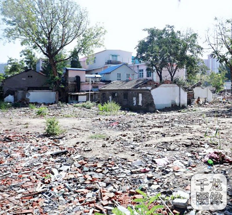 光源里棚改項(xiàng)目占地13.3公頃,該片土地上共有平房1800多間,平房及非成套樓房多是五十年代建成。圖為光源里部分拆遷完成的空地。千龍網(wǎng)記者 查甜甜攝