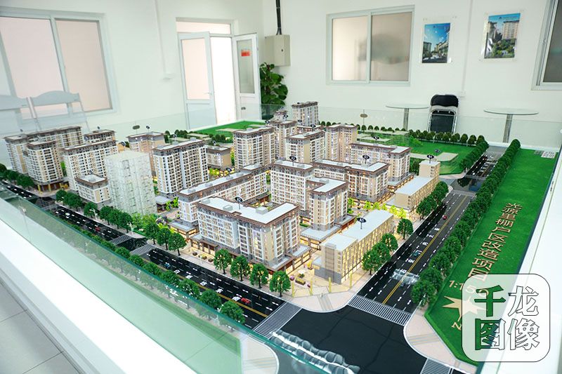 光源里是西城區(qū)白紙坊地區(qū)的重點(diǎn)棚改項(xiàng)目之一,涉及居民2137戶,目前已完成簽約的住戶超過97%。圖為光源里棚戶區(qū)改造的樓房沙盤 千龍網(wǎng)記者 查甜甜攝