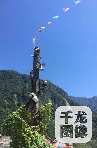 寶興縣雪山村路旁的熊貓標志