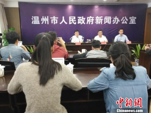 溫州房屋倒塌新聞發布會。 張茵 攝