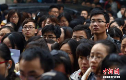 資料圖:2013年11月24日,2014年中國國家公務員考試筆試開考。 中新社發(fā) 泱波 攝