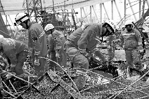 11月24日,救援人員在事故現(xiàn)場進(jìn)行搜救。新華社發(fā)