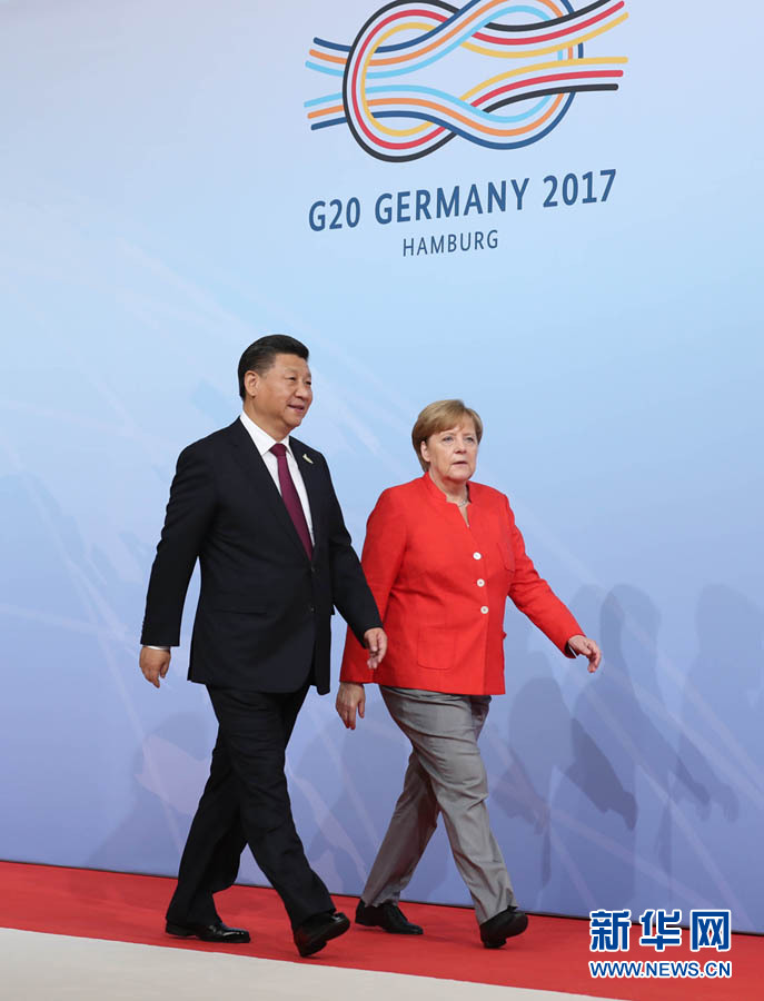 7月7日,二十國集團領導人第十二次峰會在德國漢堡舉行。國家主席習近平出席并發表題為《堅持開放包容 推動聯動增長》的重要講話。這是峰會開始前,習近平受到德國總理默克爾迎接。新華社記者 劉衛兵 攝