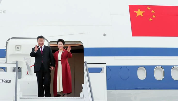 當(dāng)?shù)貢r(shí)間11月27日,國(guó)家主席習(xí)近平抵達(dá)馬德里,開始對(duì)西班牙王國(guó)進(jìn)行國(guó)事訪問。這是習(xí)近平和夫人彭麗媛步出艙門。 新華社記者 謝環(huán)馳 攝