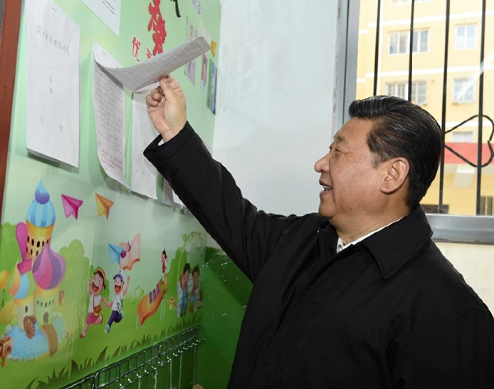 2015年2月14日,正在陜西考察工作的習(xí)近平總書記專程來到楊家?guī)X福州希望小學(xué),察看學(xué)校辦學(xué)情況,同老師們進(jìn)行交流。圖片來源:新華網(wǎng) 點(diǎn)擊進(jìn)入下一頁