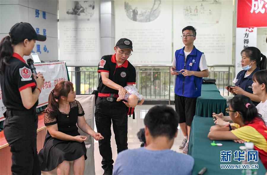 (圖片故事)(1)他們的副業是“老師”