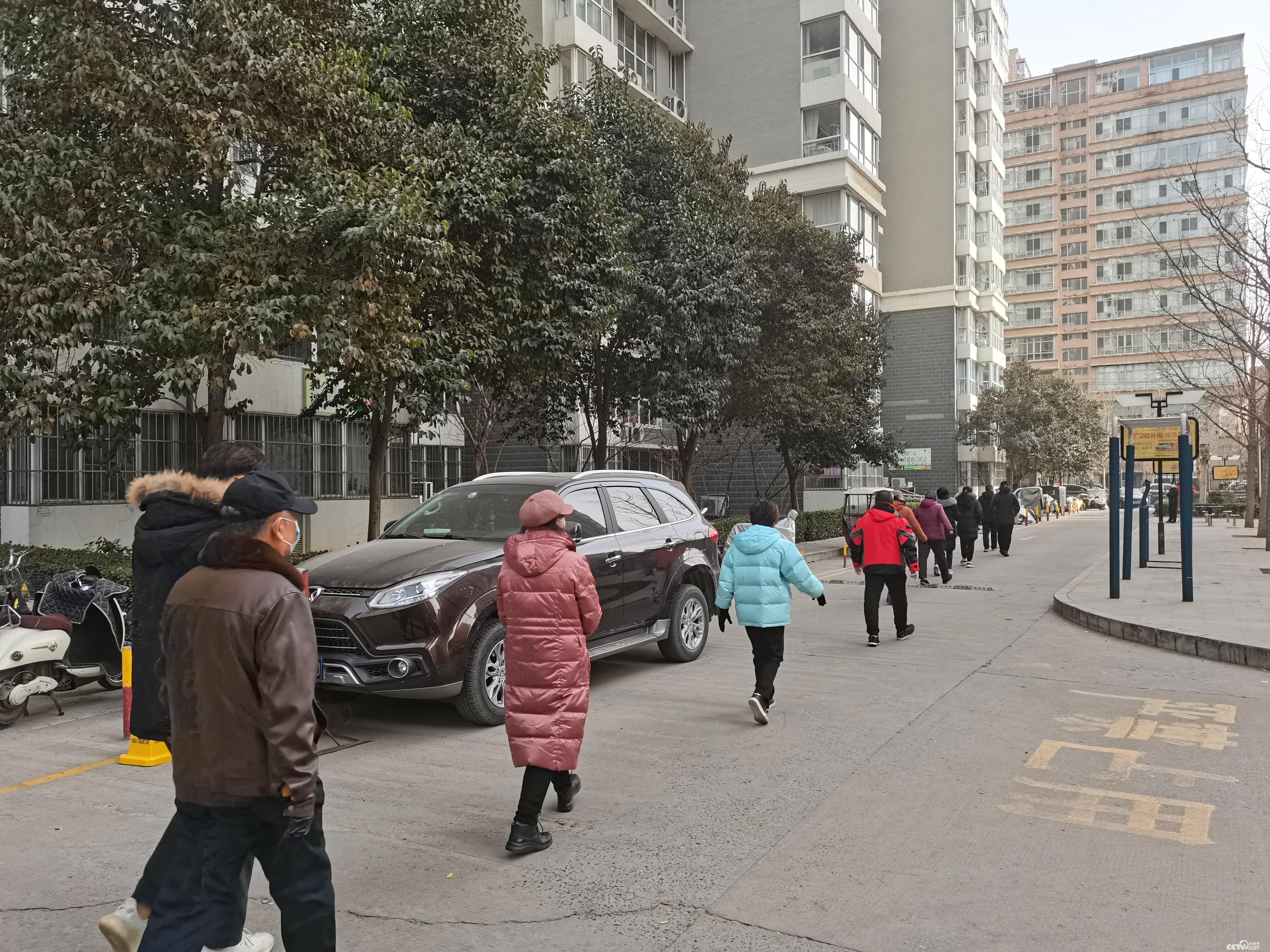 小區居民在社區志愿者的帶領下有序前往采樣點。(攝/徐輝)