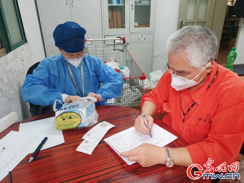 【組圖】“守滬者聯盟”丨上海:街道醫院開放至深夜 為社區志愿者代配藥服務