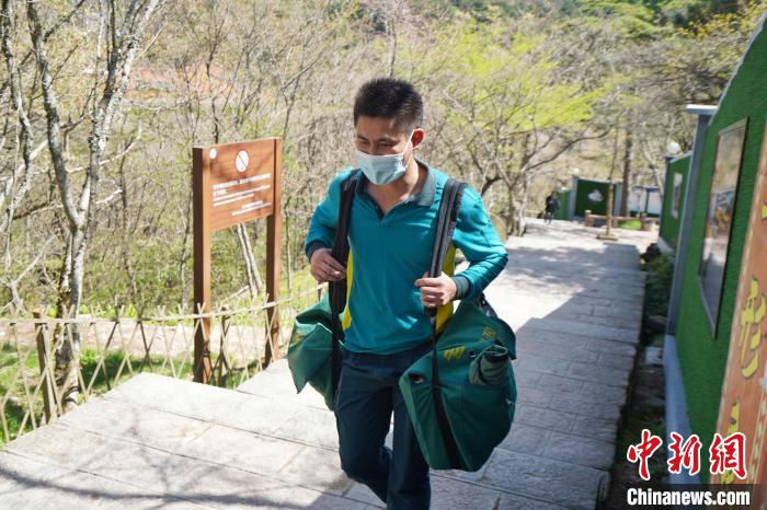 【十年@每一個奮斗的你】安徽“90后”信使常年奔走在黃山之巔日步行投遞里程12公里
