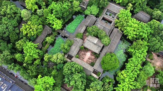 △俯瞰三蘇祠。(總臺(tái)記者齊濤拍攝)