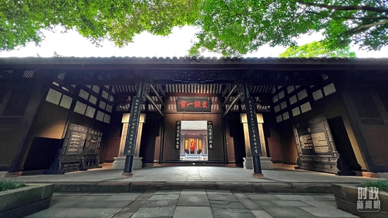 △前廳懸掛對(duì)聯(lián)“一門父子三詞客,千古文章四大家”,是由四川同鄉(xiāng)、清代名臣張鵬翮撰題。(總臺(tái)央視記者楊新禹拍攝)