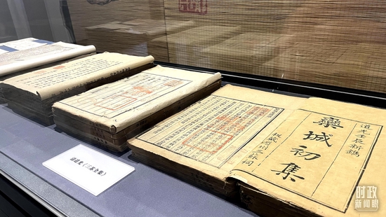 △三蘇祠內(nèi)的展陳品。(總臺(tái)央廣記者潘毅拍攝)