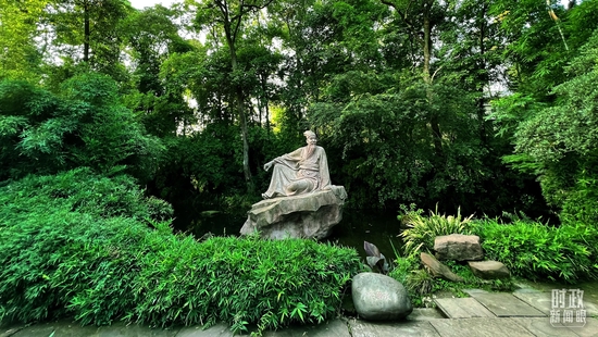 △三蘇祠內(nèi)的蘇東坡雕塑。(總臺(tái)央視記者楊新禹拍攝)